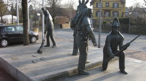 Die Narrenskulpturen vom Marktplatz aus